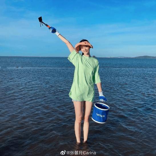 当众外露内衣?突然被传怀二胎,穿低腰裤拍照打破传言!