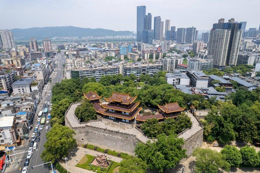 坚持实事求是的思想路线