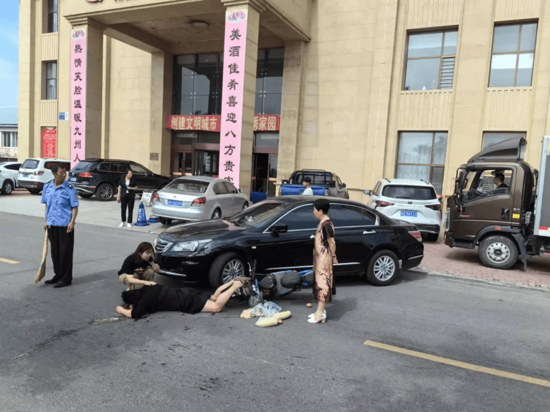 建昌一人被撞,已送往医院