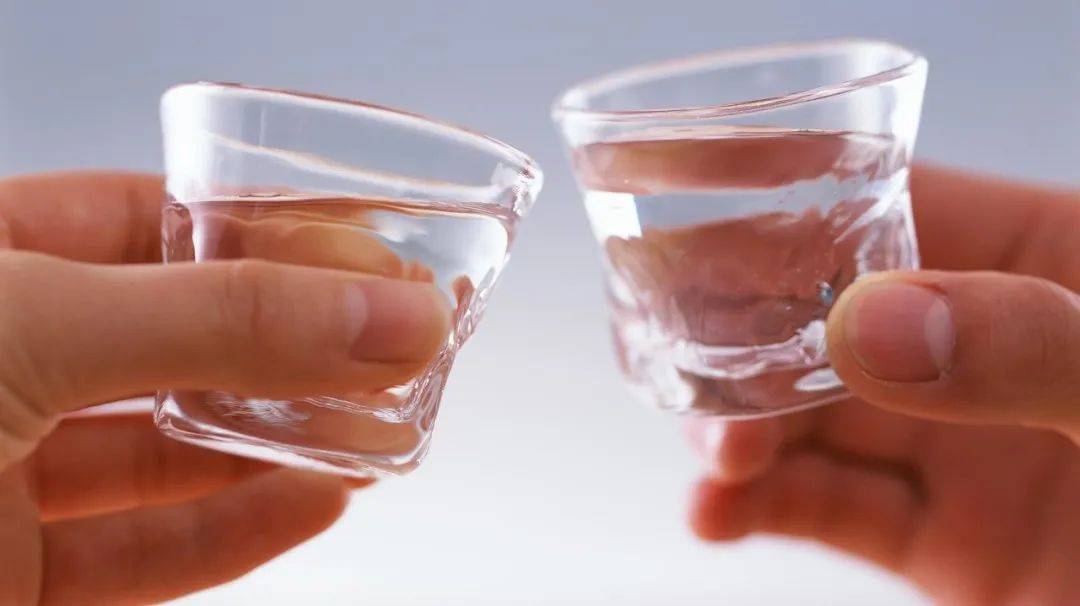 吃晚饭时,那些长期喝点白酒的人,最后身体会怎样?