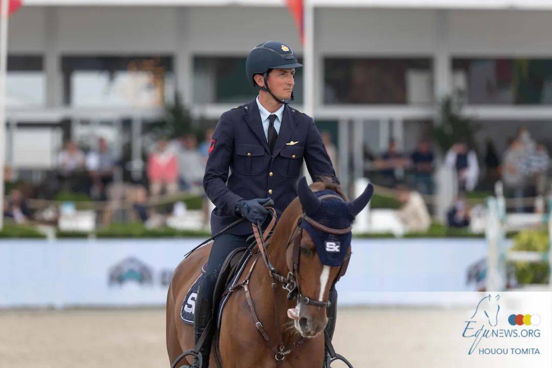 5米场地障碍赛:意大利军人骑手洛伦佐·德·卢卡夺冠