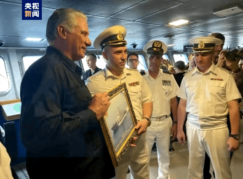 古巴国家主席参观俄海军到访舰艇