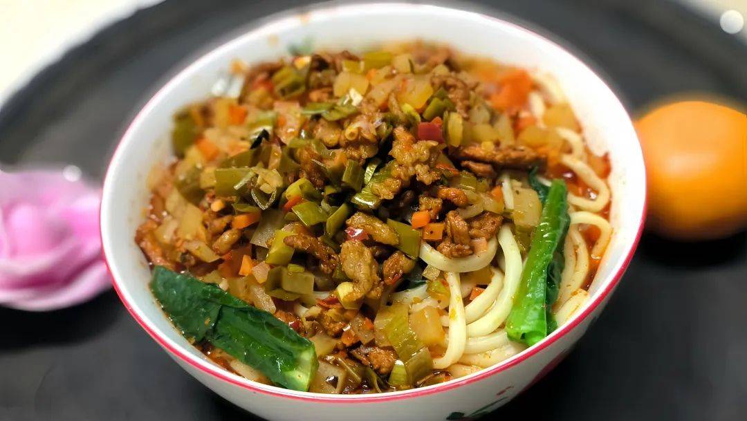 加餐:水果,蛋糕,学生纯牛奶晚餐:香辣冒菜盖饭,肉丝杂酱面,午餐肉炒饭