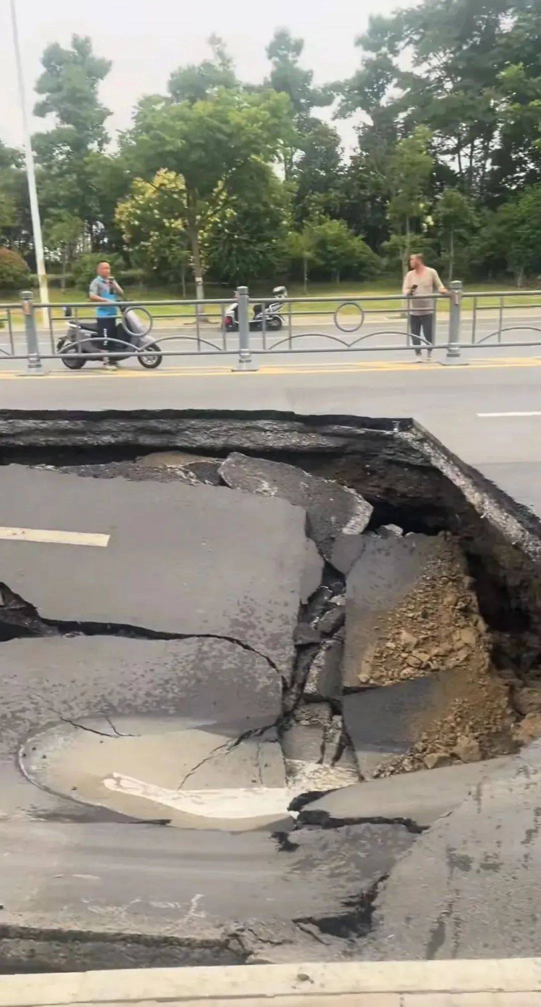 事故原因疑似地下排污管道漏水,冲走了地基的沙石及土从而导致塌陷