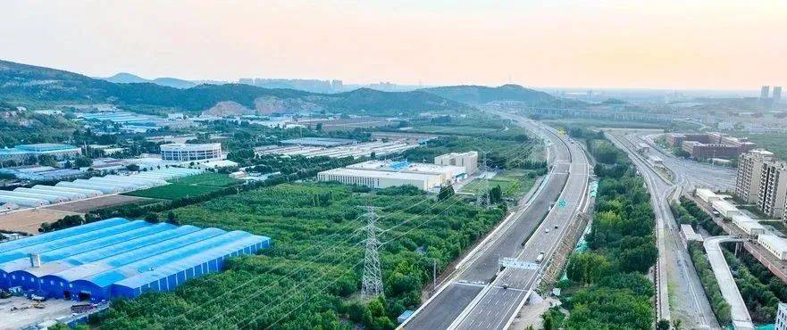 济菏高速改扩建项目起自殷家林枢纽立交,止于王官屯枢纽立交,途经济南