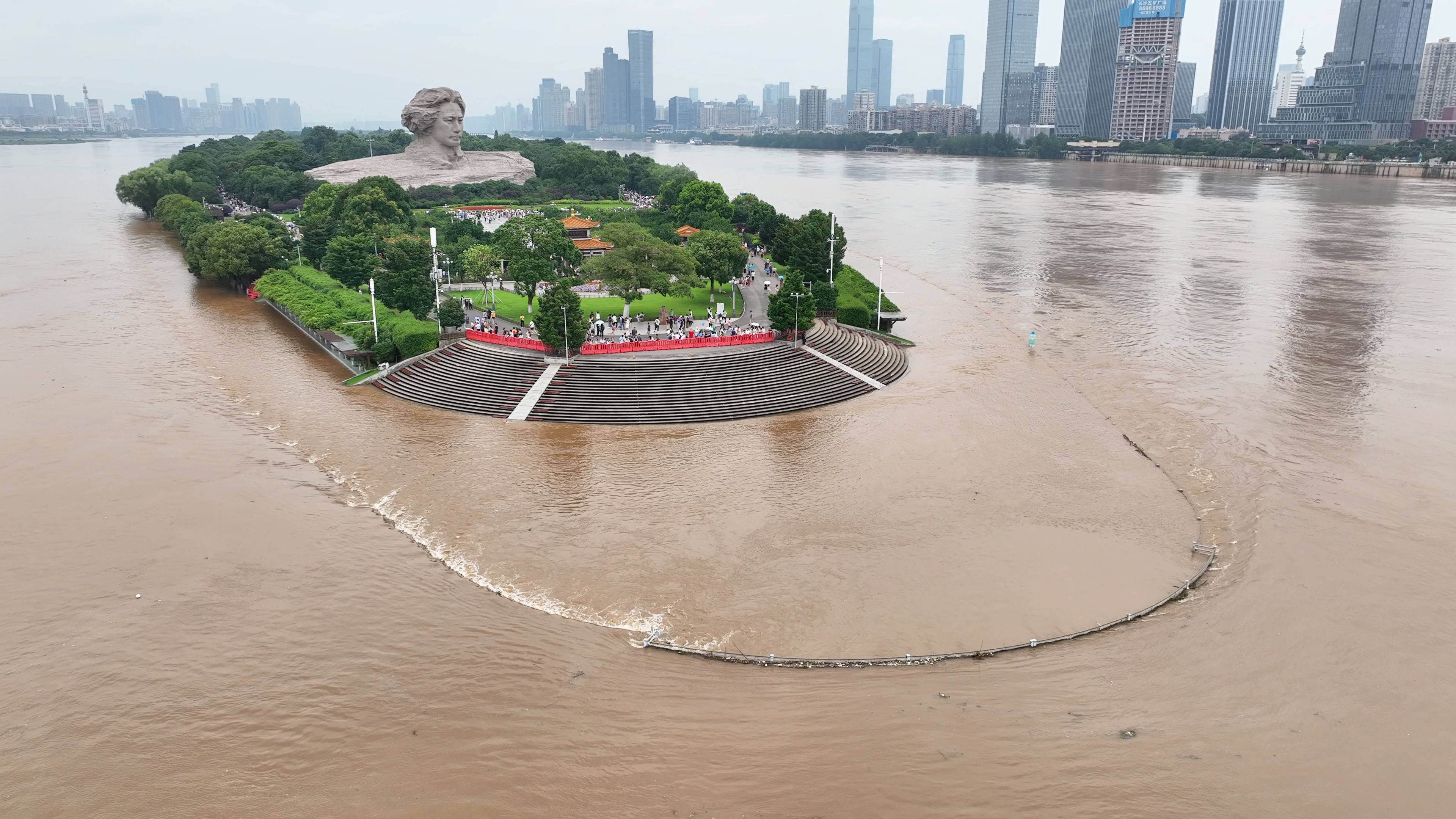 图集|洪峰过境,水漫橘子洲亲水平台