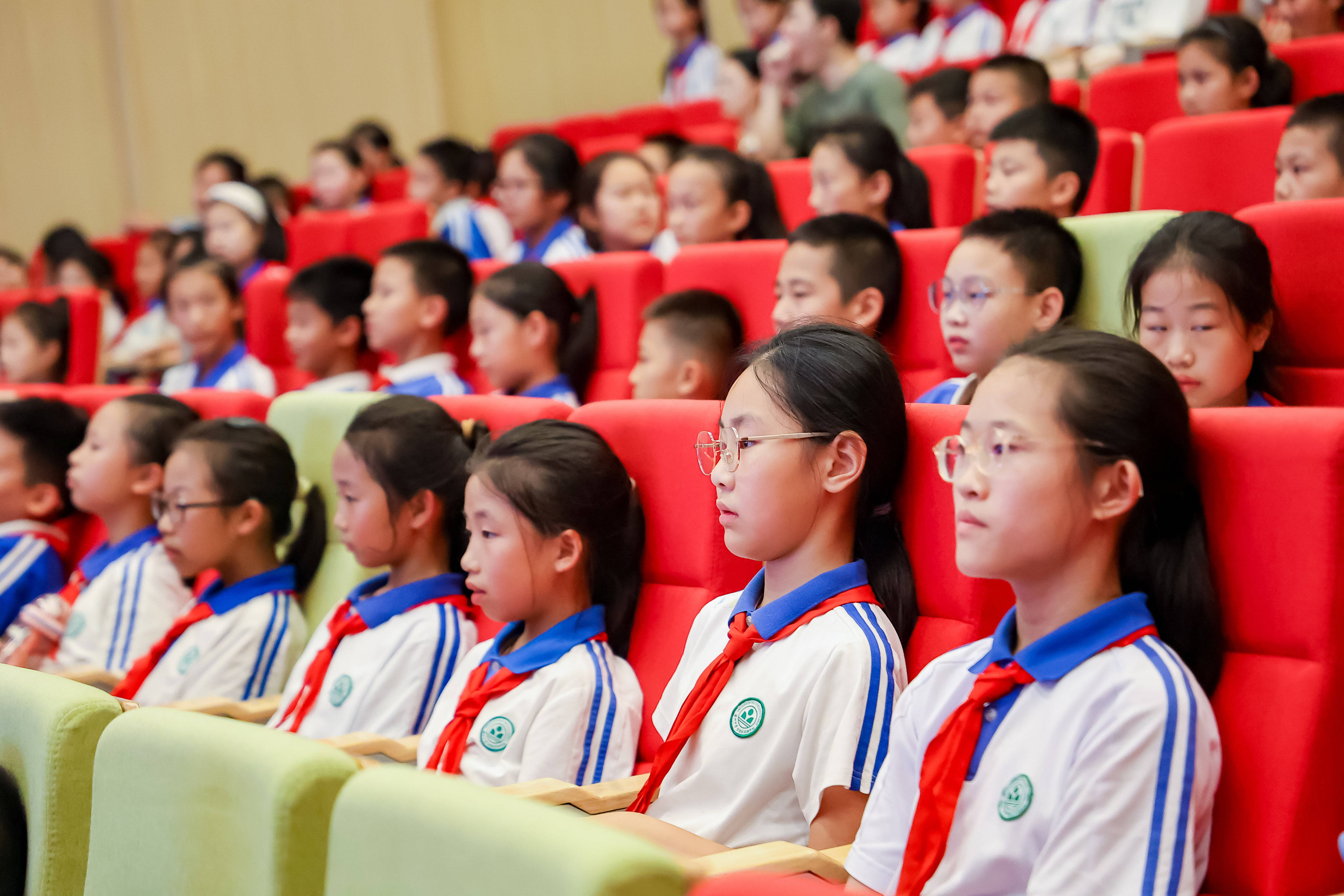 赴诗意之约,在光明做追光少年