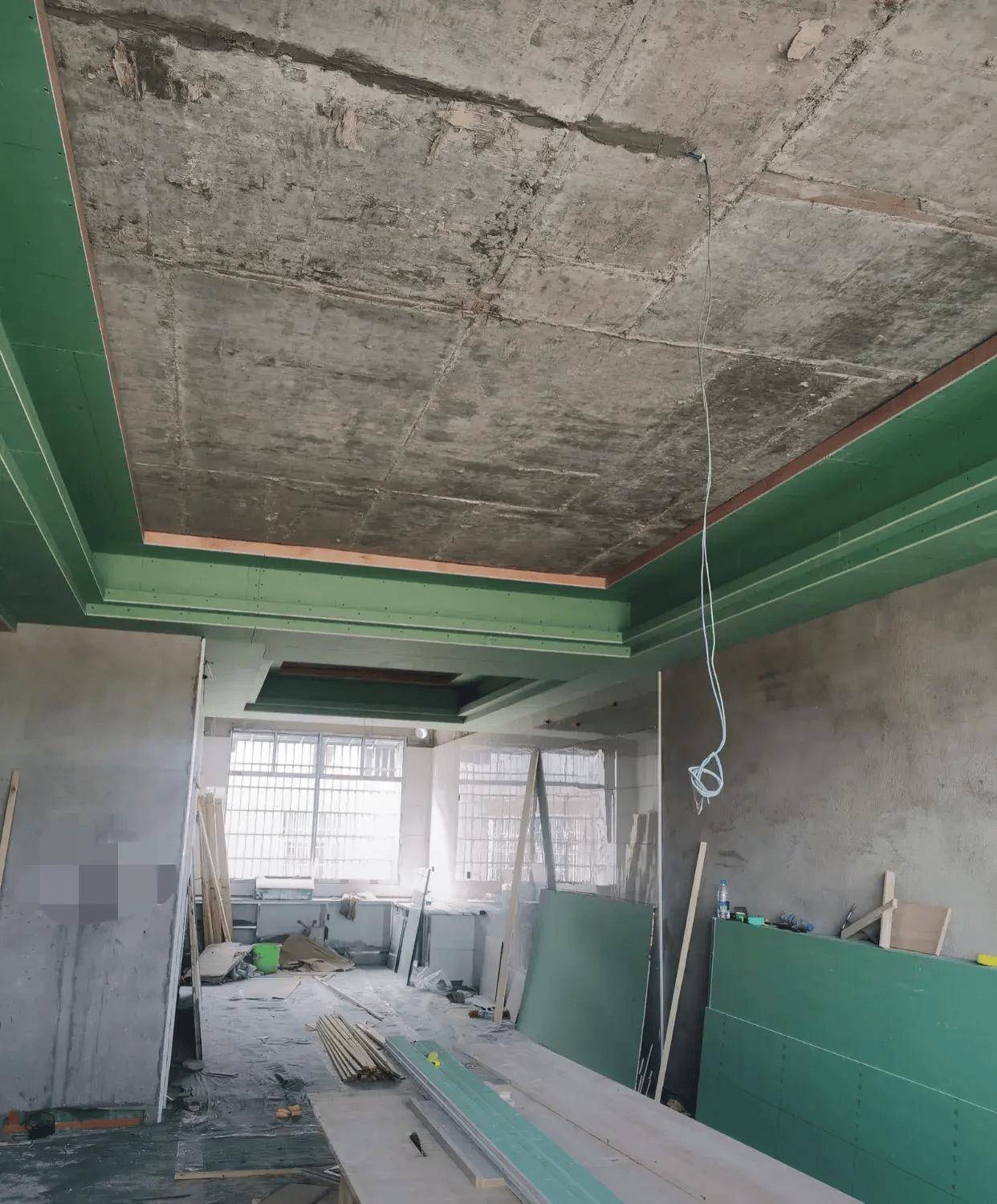 就拿最简单的双眼皮吊顶来说,按照四五十块钱一平方的价格来算,加上