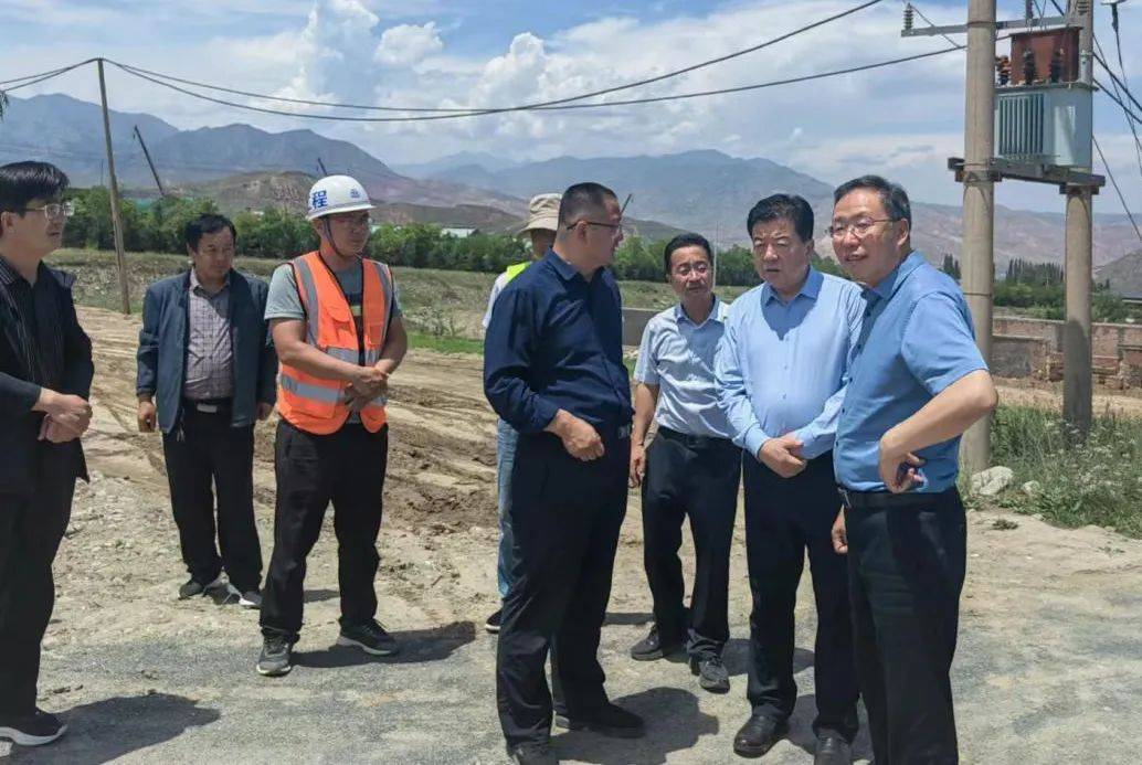 杨金泉在积石山县调研灾后农业恢复重建工作