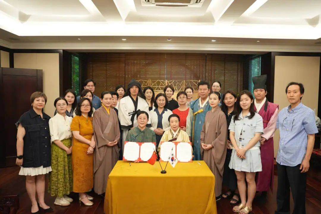   中国茶博物馆与韩国金浦茶道博物馆签署合作备忘录。