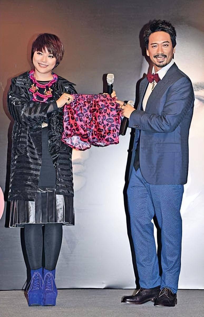 性格我行我素,与富老公相守24年丁克只养狗