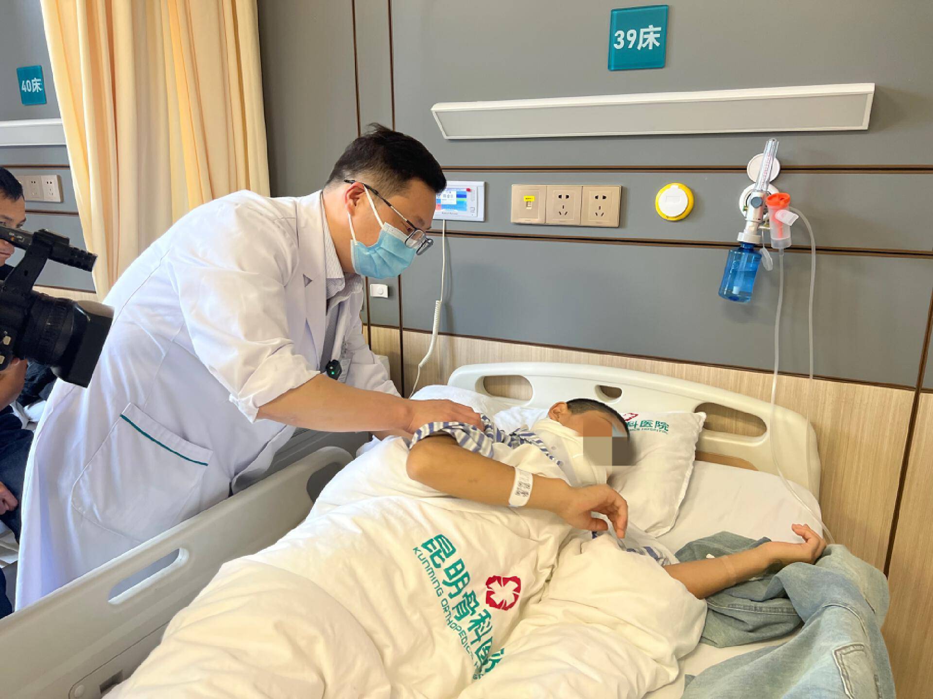 车祸致第二颈椎骨折,精湛医术救治助其平安脱险