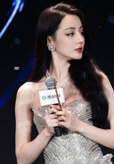 没想到,捂胸"争议过去仅一年,迪丽热巴就以这种姿态"出现