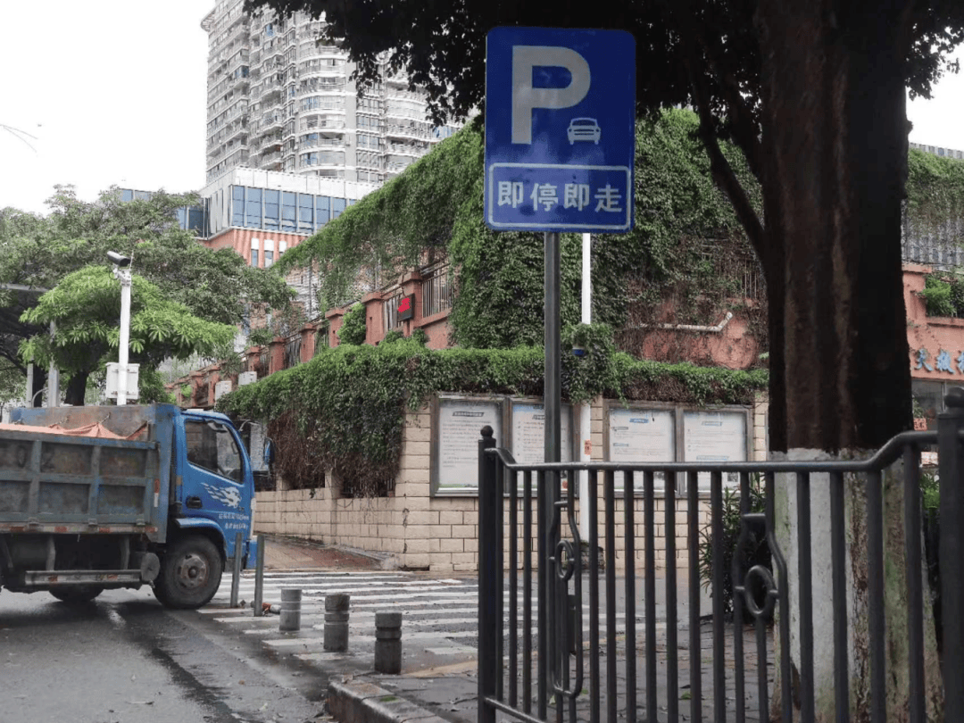 完善交通标志牌本次成功大道思明小学路口人行道改善工程共铺砌透水砖