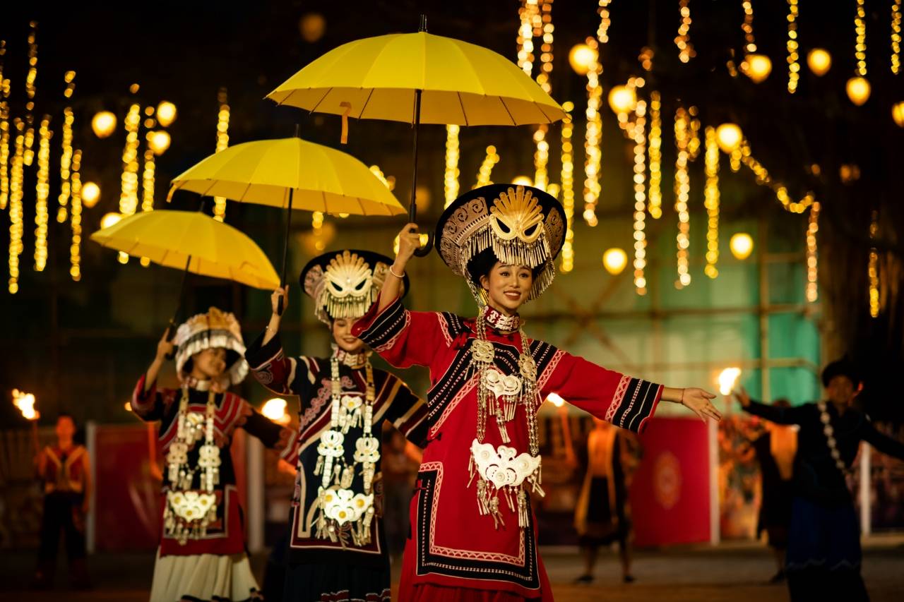 泼水节活动现场,傣族风情舞蹈秀带领游客仿佛一秒穿越西双版纳,感受