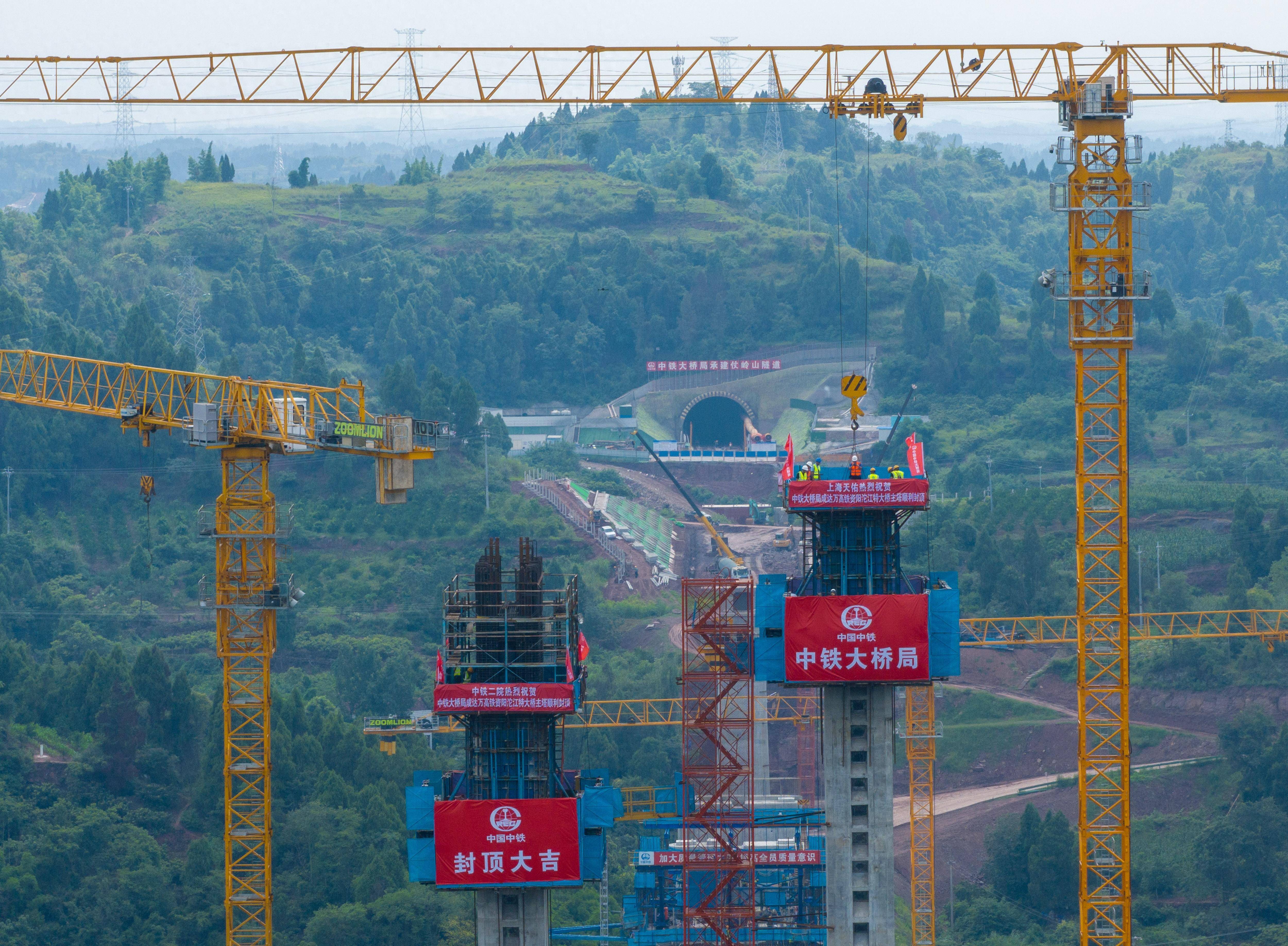 成达万高铁全线首座斜拉桥主塔封顶_资阳_四川省_江宏景