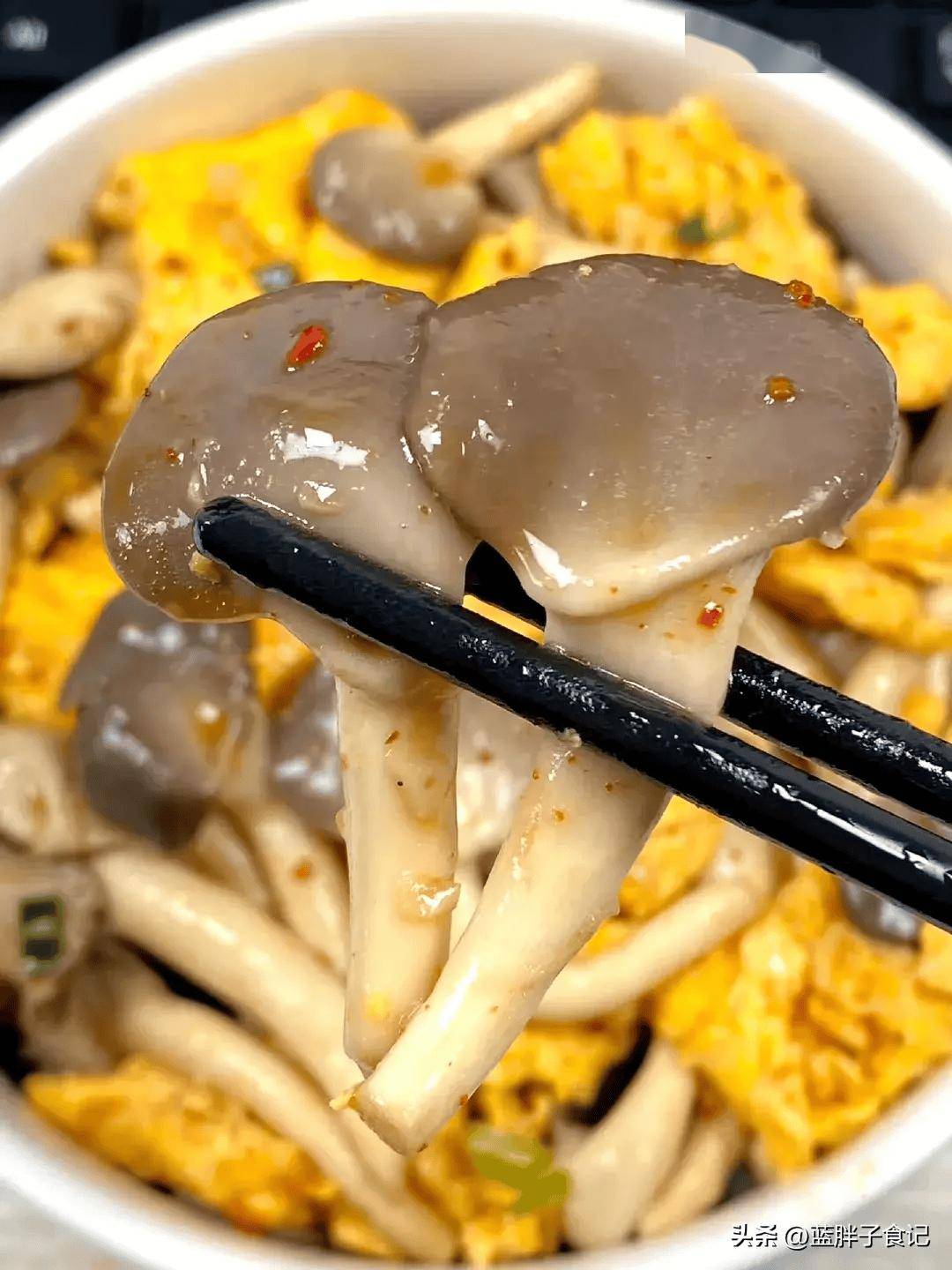这个平菇炒鸡蛋每次回家孩子都爱吃真的香的嘞