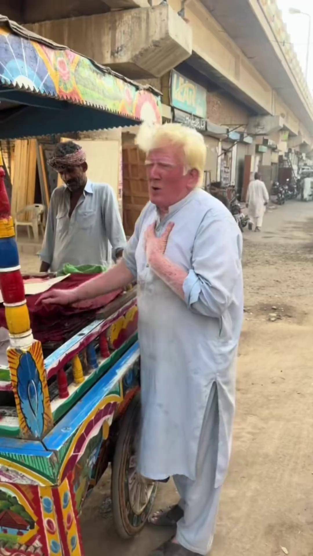 川普什么时候沦落到在街边摆地摊了 川普 川宝 特没谱