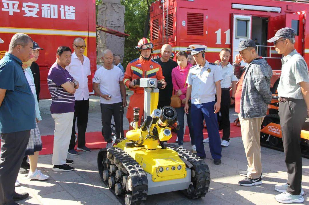 防火防爆侦查机器人,消防灭火机器人以及可变身为智慧指挥部的消防车