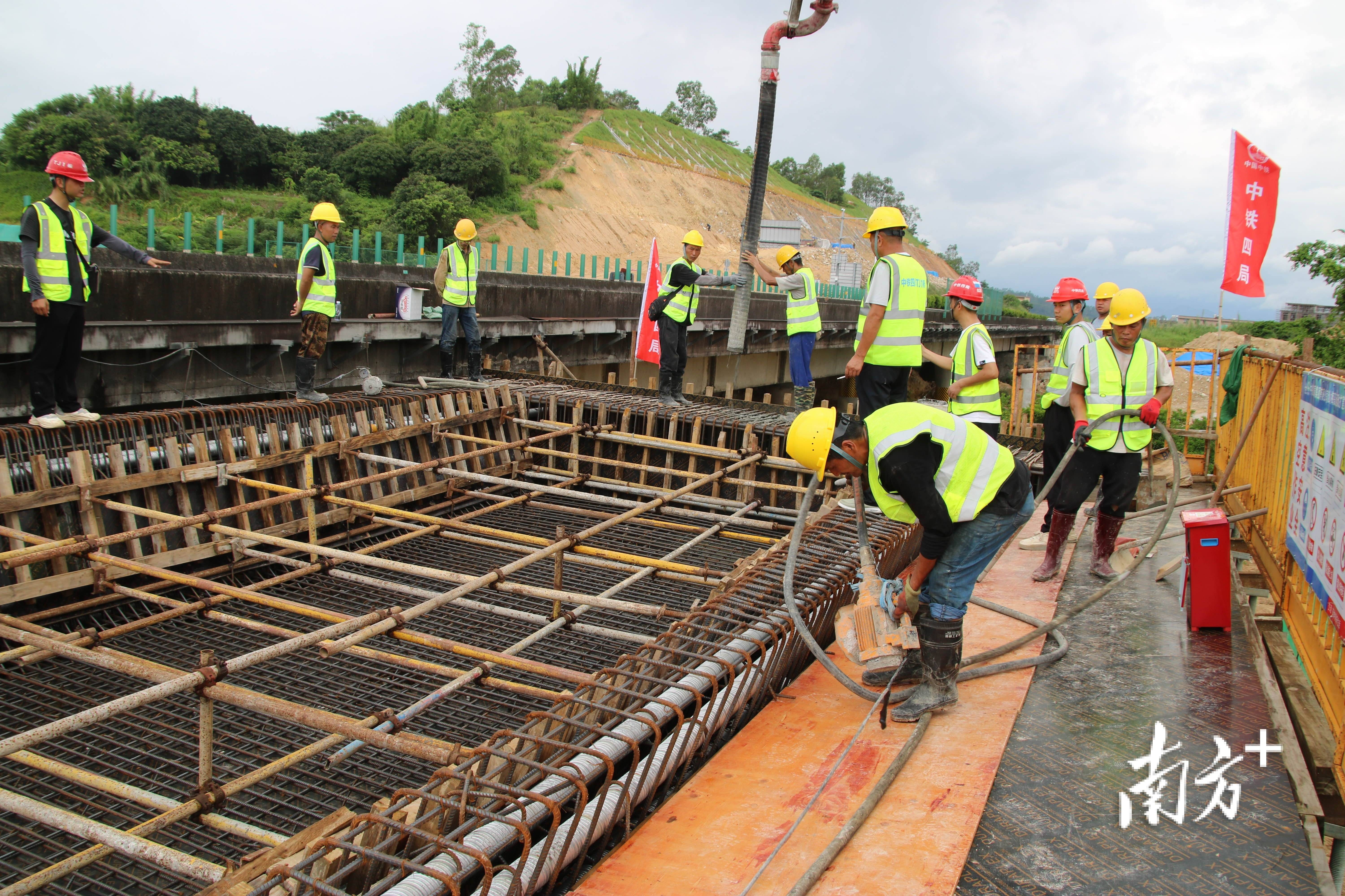 汕梅高速改扩建项目玉湖互通潭岭跨线桥现浇连续箱梁成功浇筑