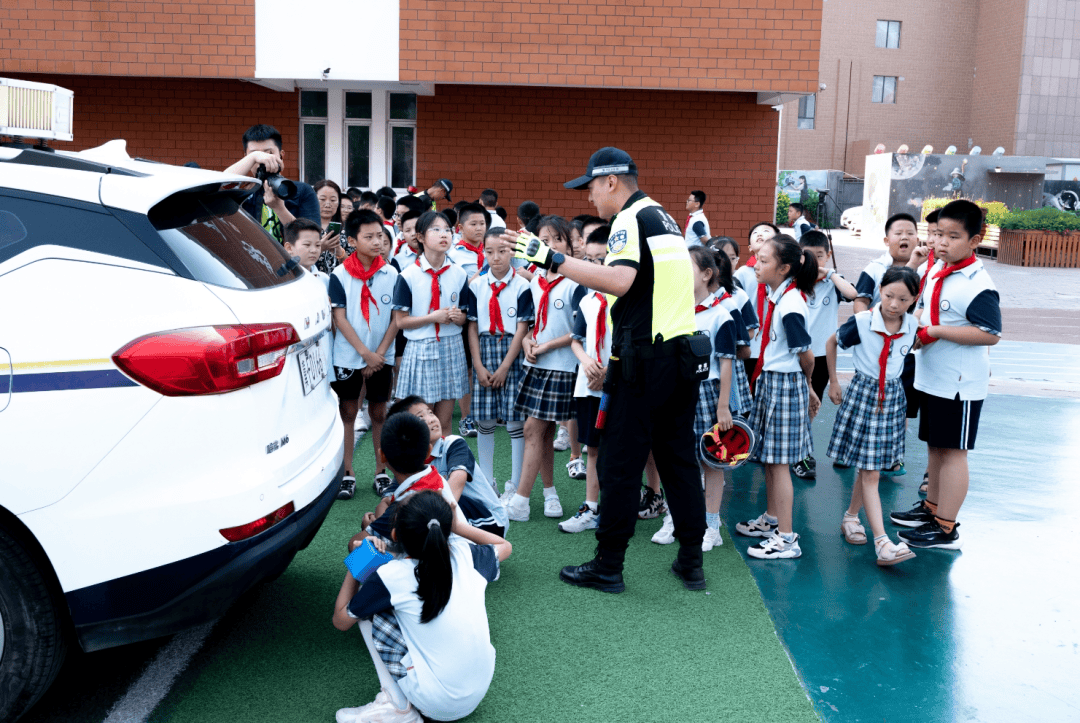 系好暑假"安全带" 警校携手护平安