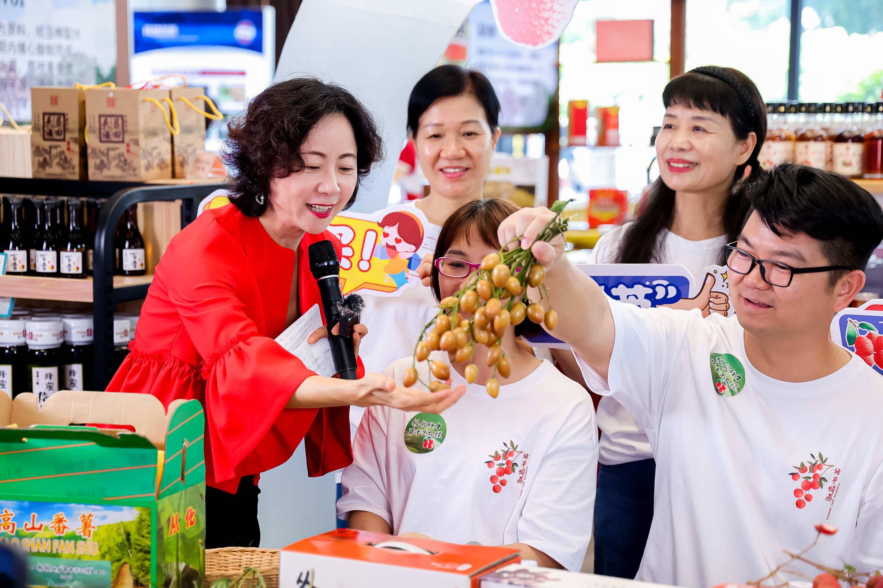 银发老干部变身"带货主播",直播助农一场卖出4万元