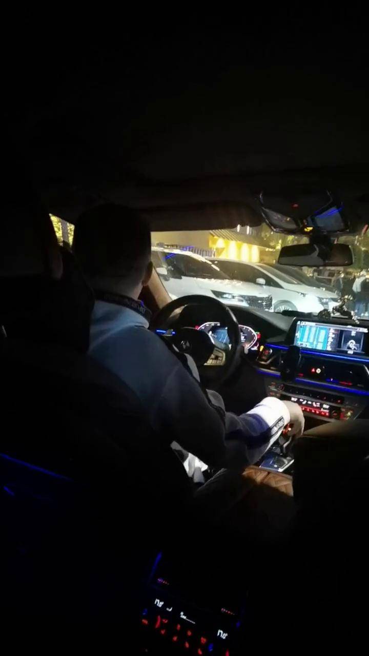 听说单手开车很帅 男人的快乐