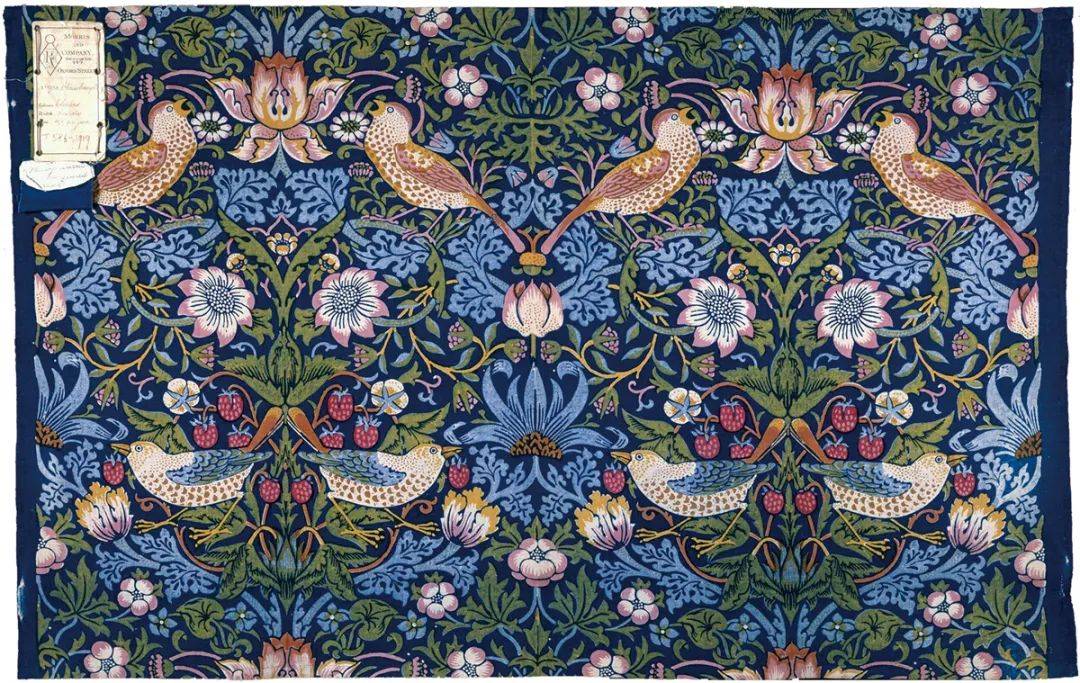 中遍植花卉,成为他日后设计壁纸的灵感来源,比如著名的纹样"草莓小偷"