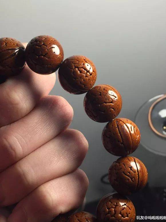 桃核手串不离身盘3年,比20年前的老串透润多了!