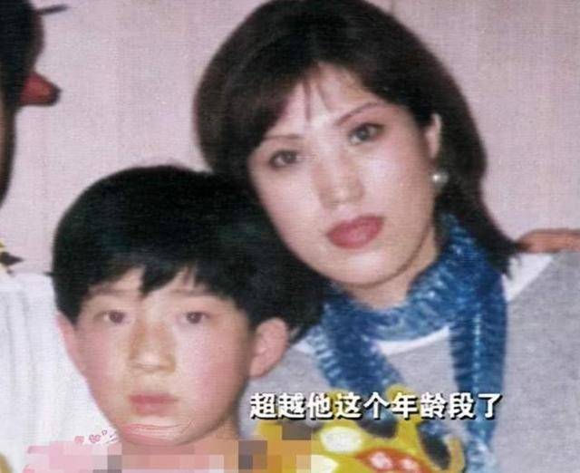 井柏然：出生28天爸妈离异，60岁奶奶捡废品将他养大，养恩难报
