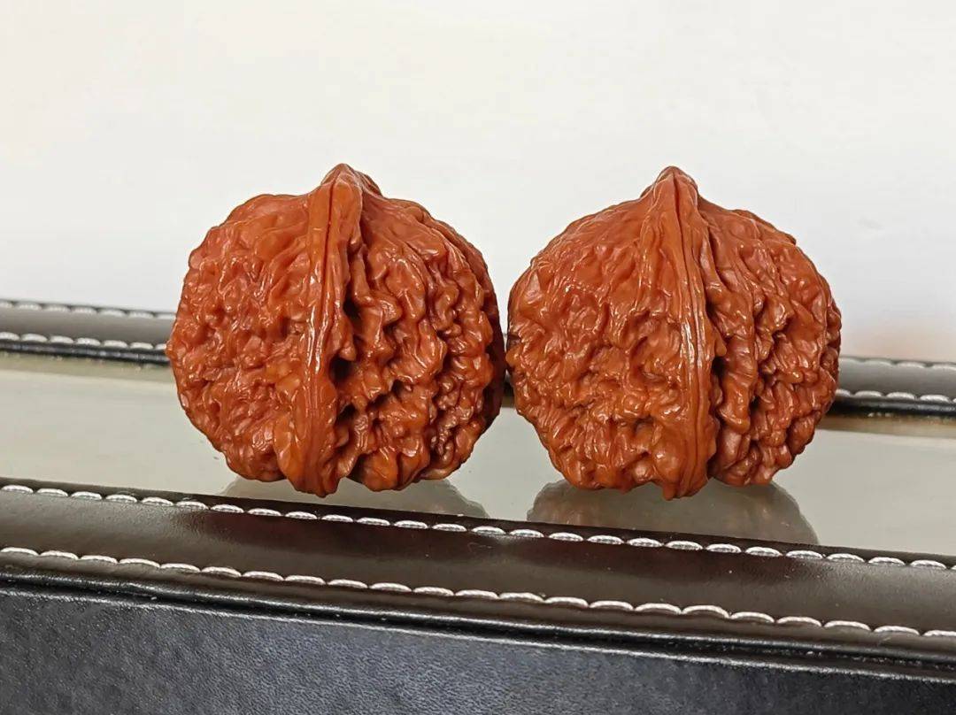 文玩核桃老品种太靓:盘玩8个月的白狮子和盘玩14个月的南将石,真好看!