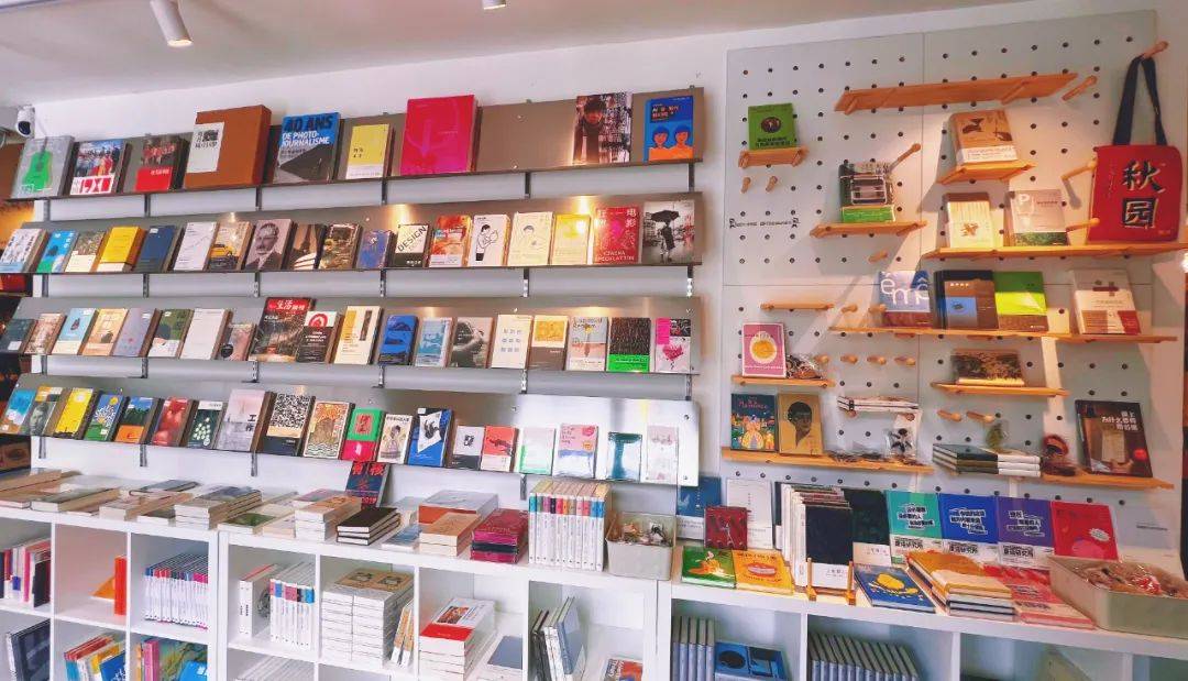 最新开业的一家精美小书店近期准备一些书店的内容陆续分享给大家夏
