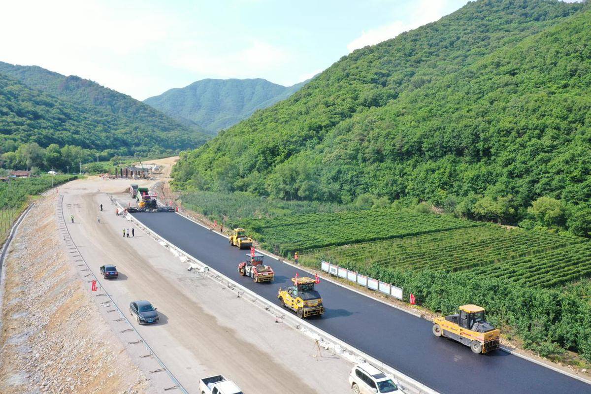 本桓高速公路十工区项目进入沥青路面施工