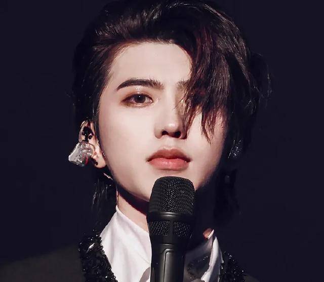 蔡徐坤有对象的消息属实吗?这对他的粉丝意味着什么?