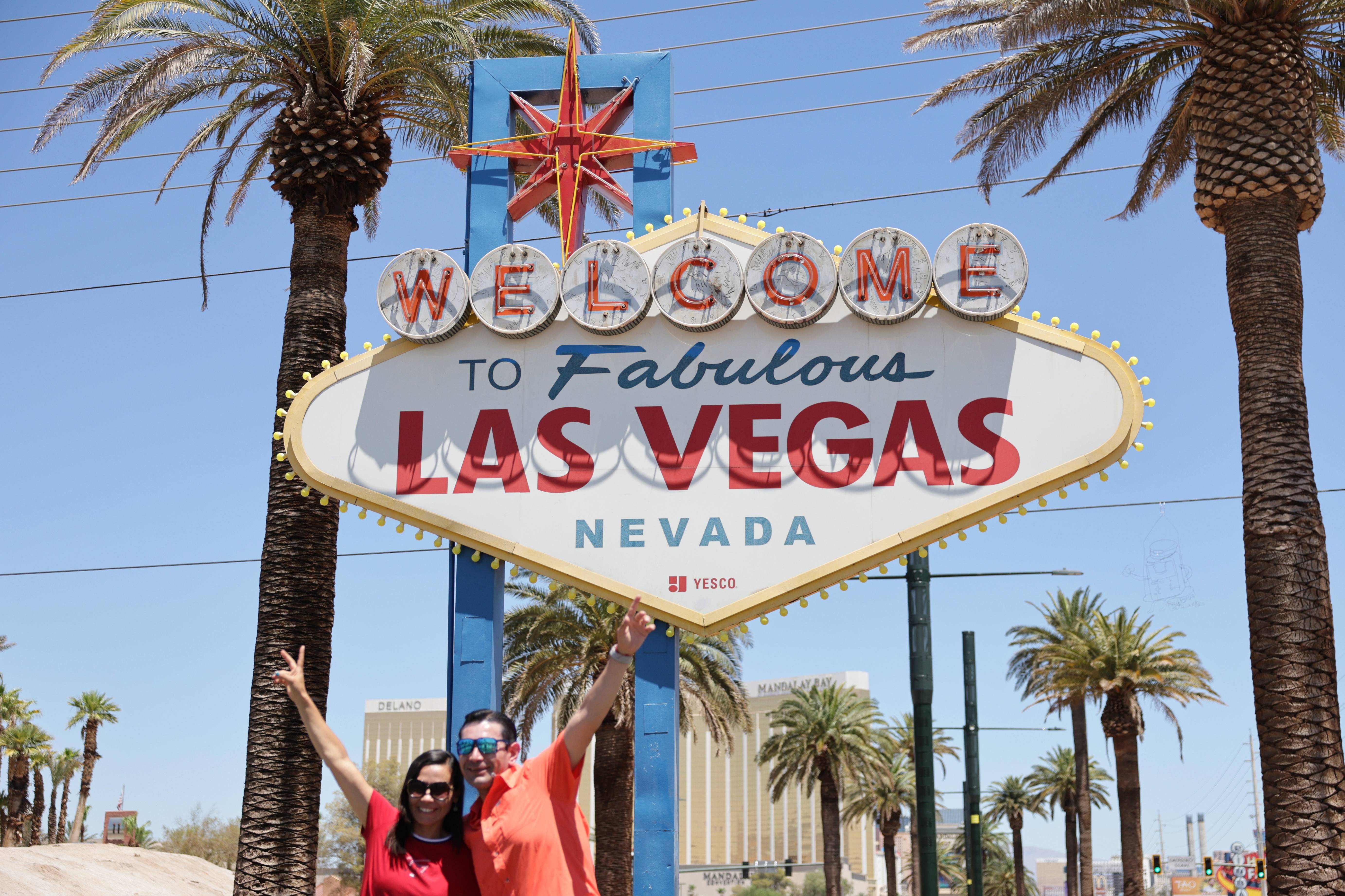 新华社照片,外代,2024年7月8日7月7日,游客在美国内华达州拉斯维加斯