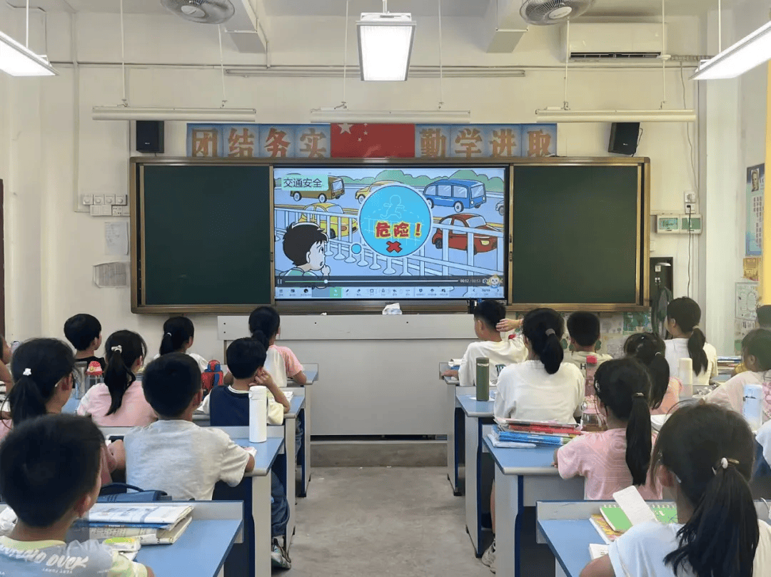 【奖励】大坪镇大坪小学召开暑假安全暨表彰优秀学生会议