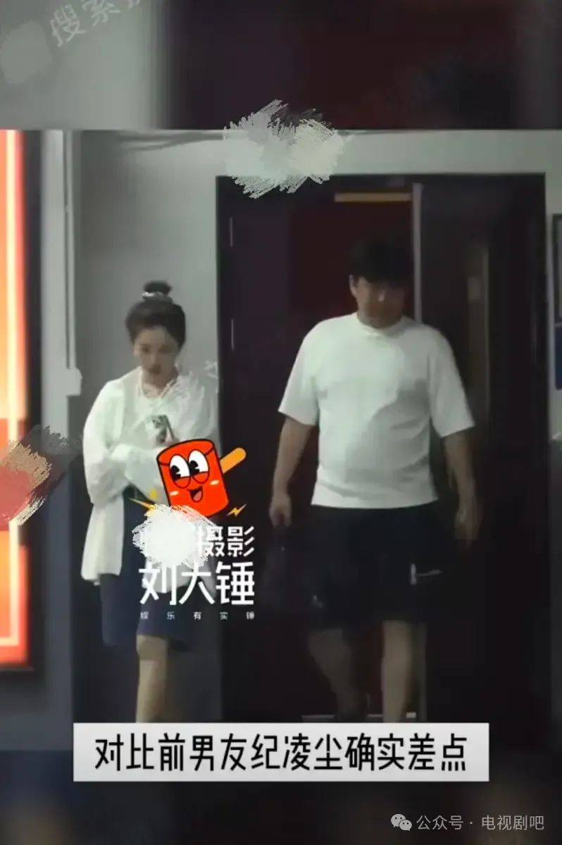 阚清子戴珍珠与男友同行 举止亲近氛围甜蜜