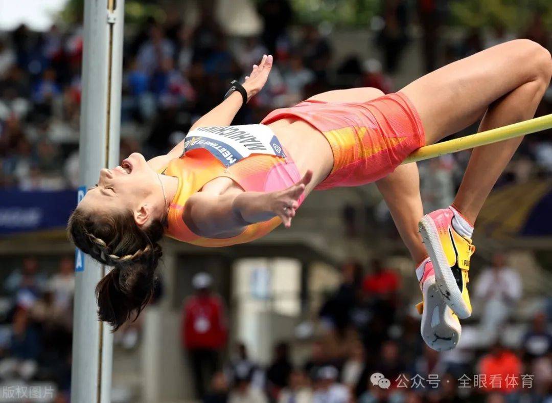 00米,成为世界上第一位征服2米大关的女子跳高运动员,由此翻开这项