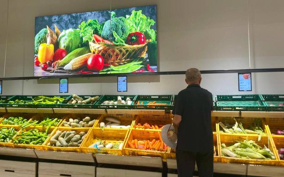同日,记者来到位于华光路的大润发超市,蔬菜区域的负责人表示,超市的