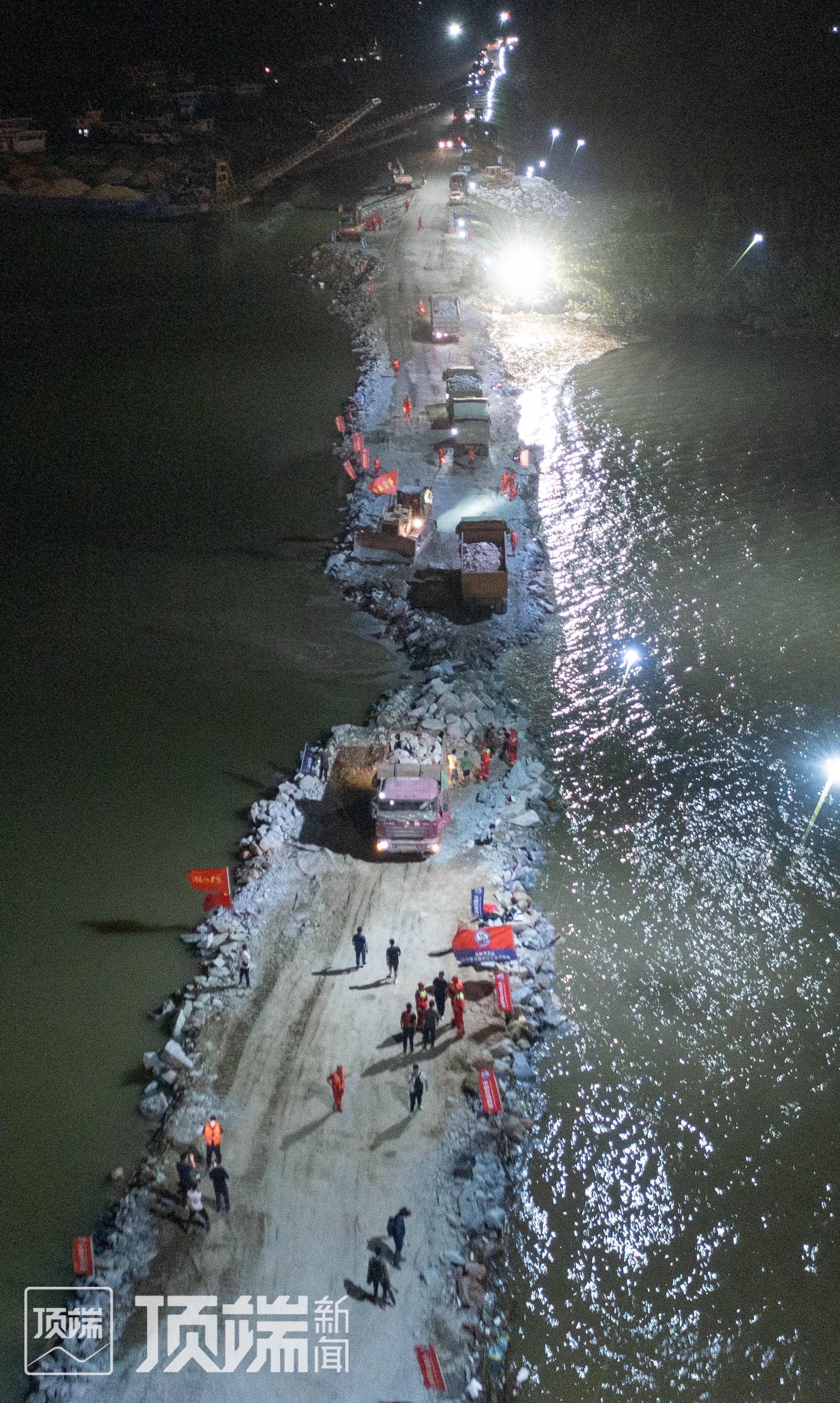 决堤口虽实现初步合龙,但还没有真正实现通车,目前仍在紧张进行施工