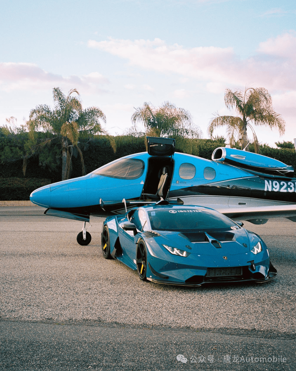 【汽车与飞机的生活】在广袤的蓝天和坚实的地面之间,有这样一幅画面