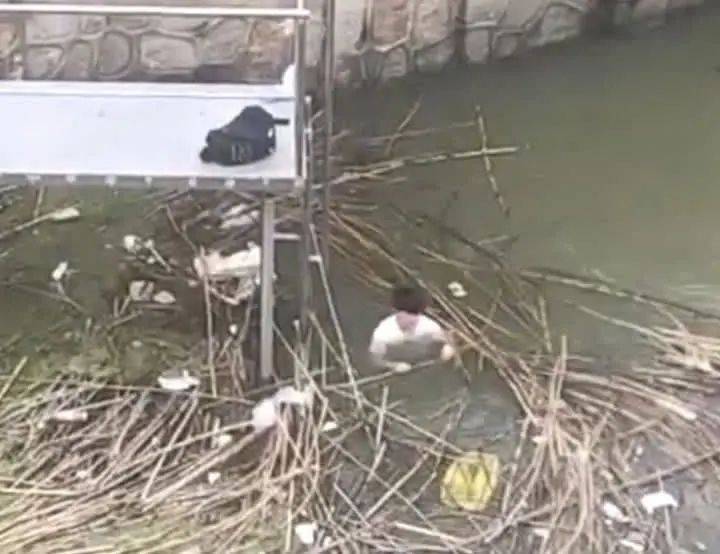 扬州一男子跳河!关键时刻