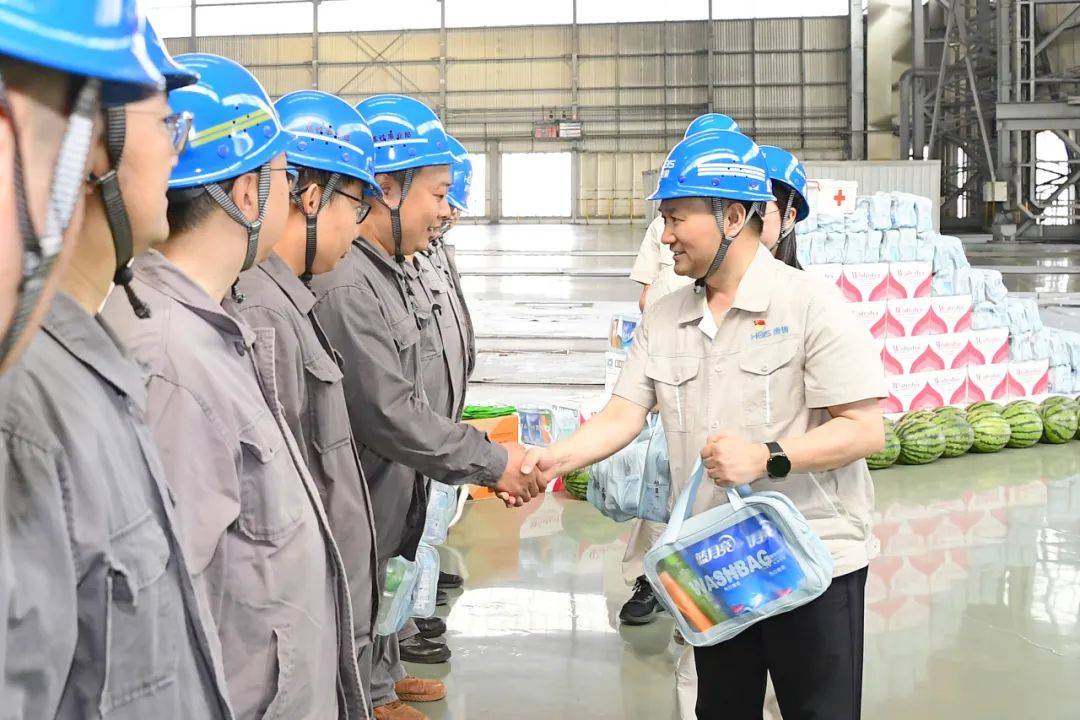 谢海深来到炼铁事业部1号高炉作业区,将"清凉包"