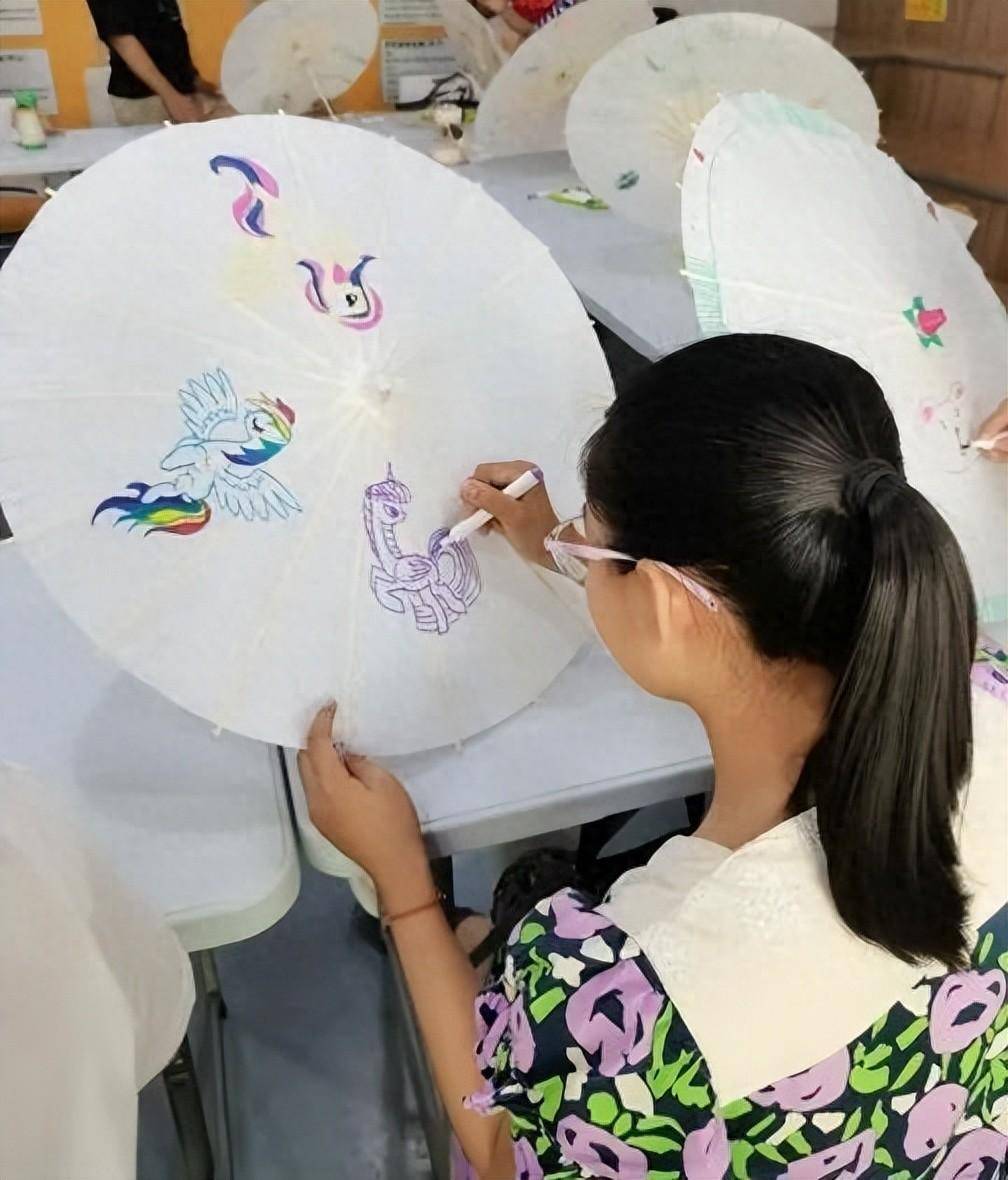 油纸伞是世界上最早的雨伞,纯手工制成,全部取材于天然,是中国古人