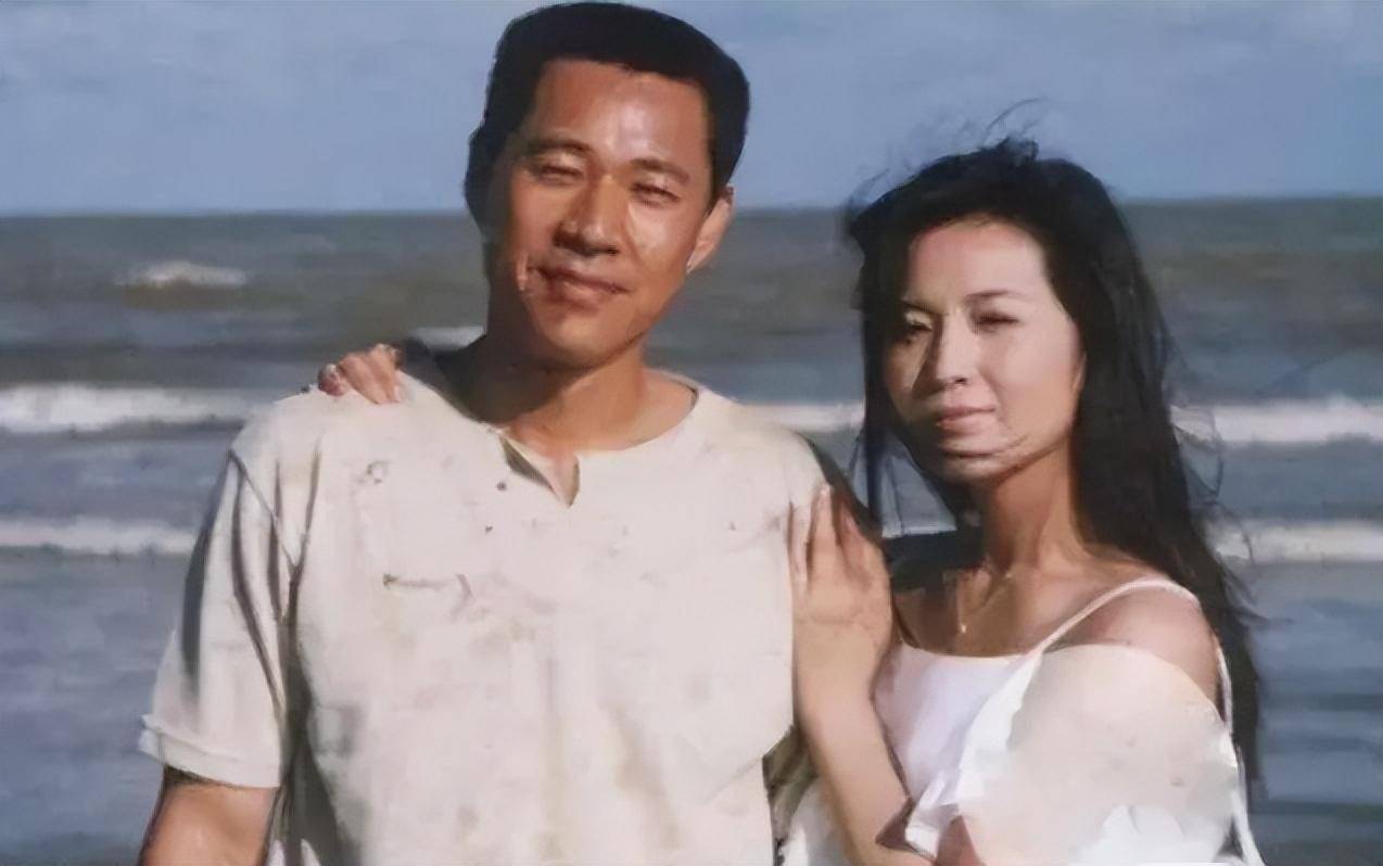 后来,在观看一场足球比赛的时候,她遇到了退役运动员陶伟.