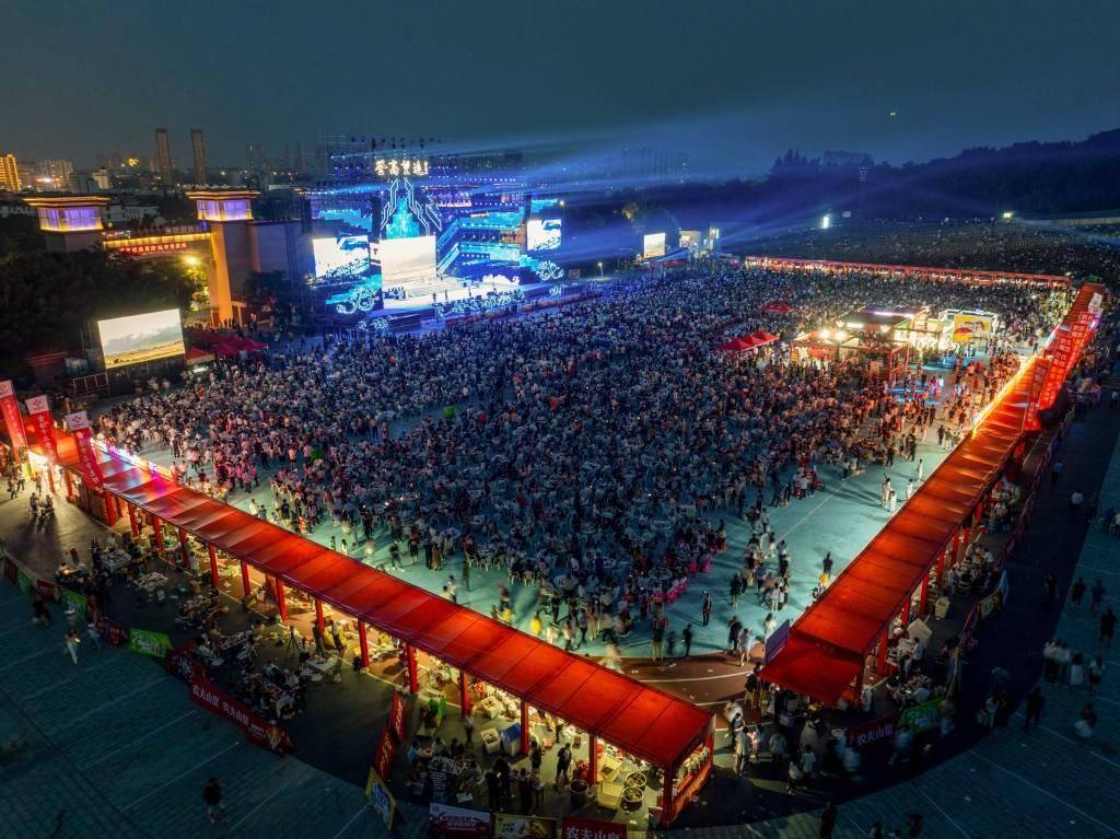 江苏盱眙万人龙虾宴热闹开席