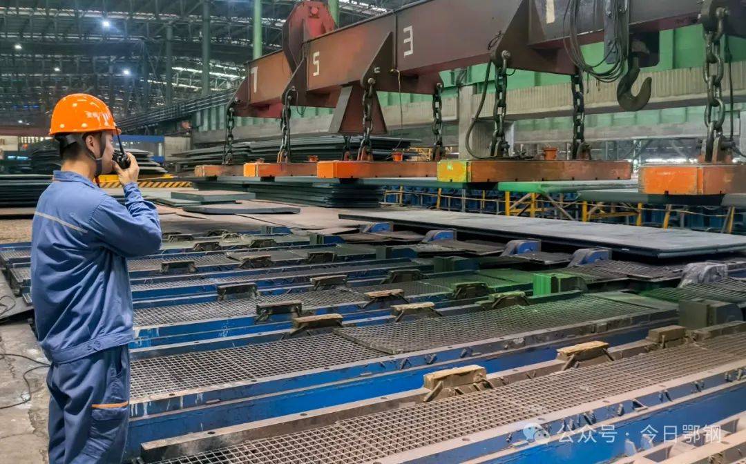 (熊磊 摄)钢轧厂轧钢维检工正在对打包机进行巡检维修.