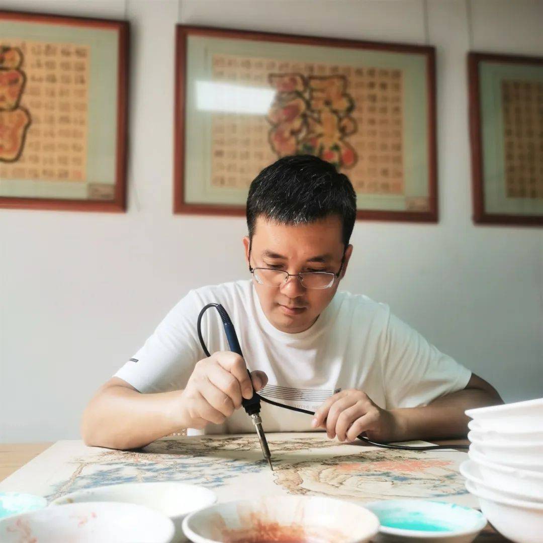 中国烙画艺术家协会名誉会长汪鹤鸣大师门下学习常州烙画技艺,在精进