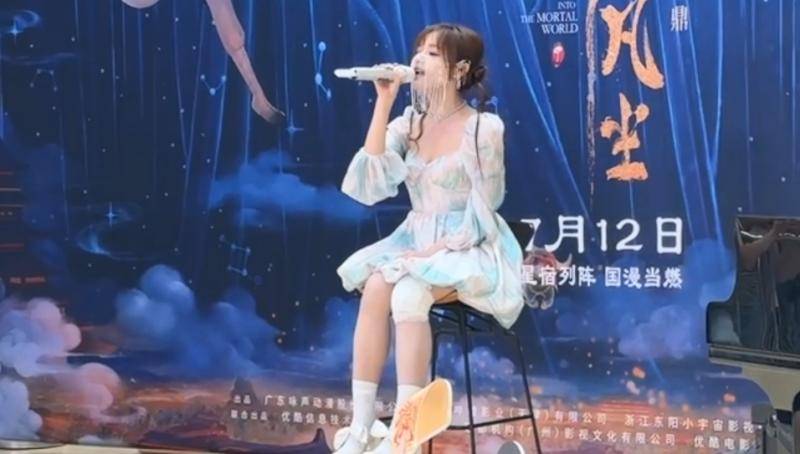 歌手黄霄云车祸受伤,伤及面部与腿部