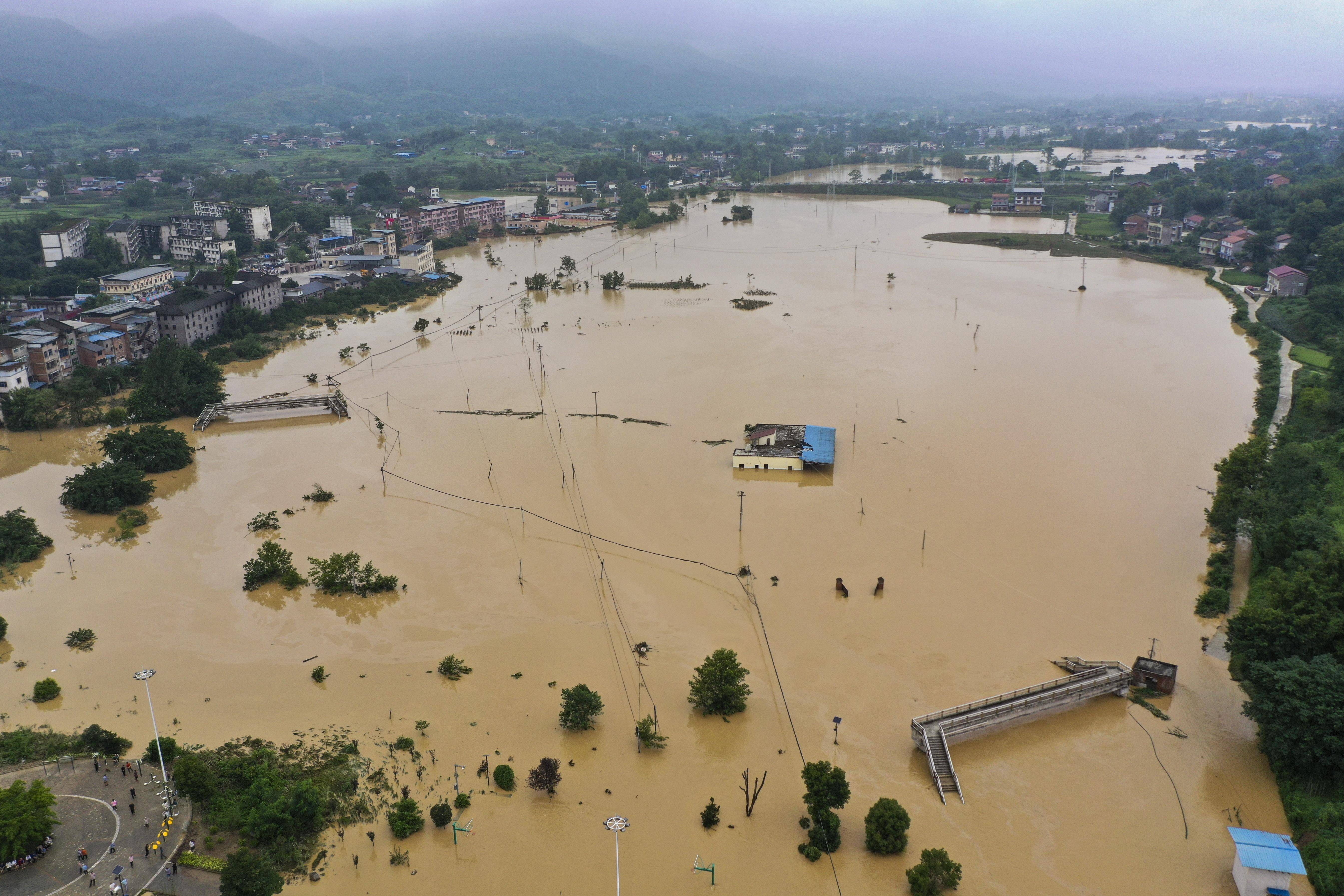 聚焦防汛抗洪|重庆5区县降下特大暴雨 15条河流出现超警戒水位洪水